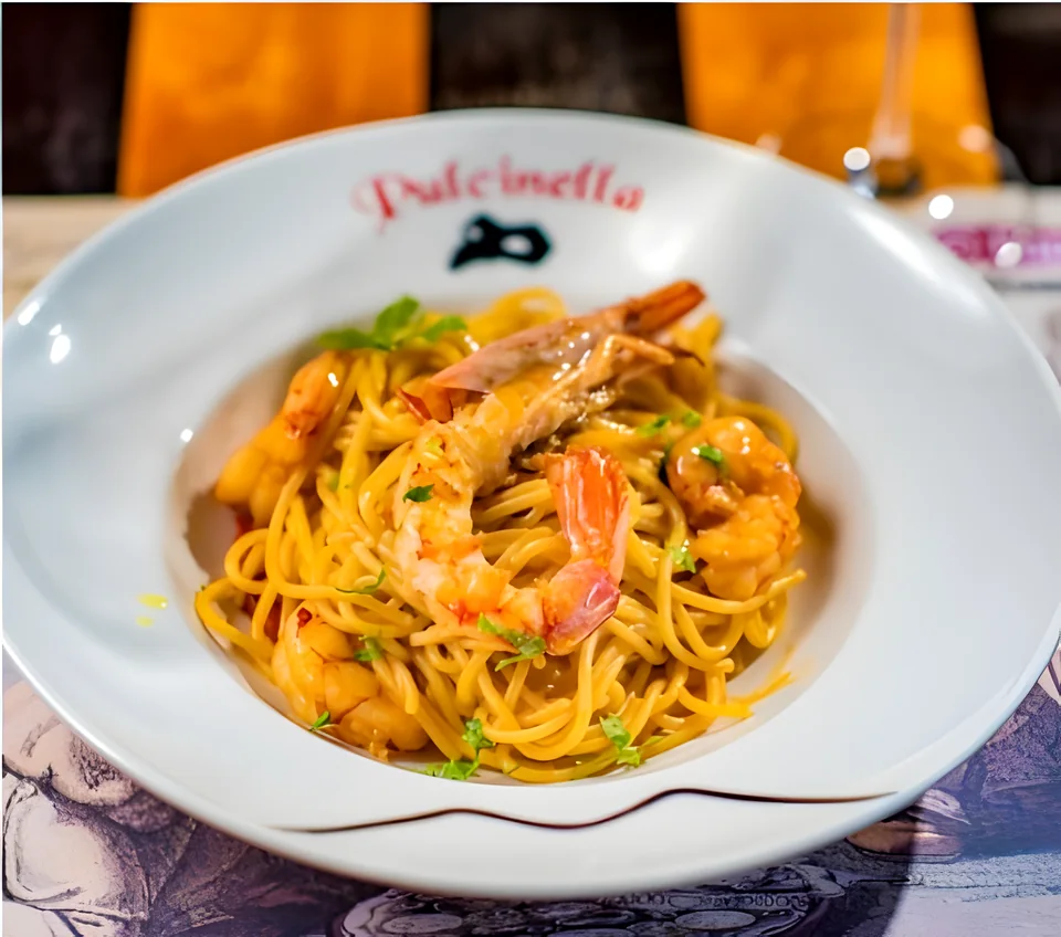 Tagliatelle con langostinos en un plato de Pulcinella