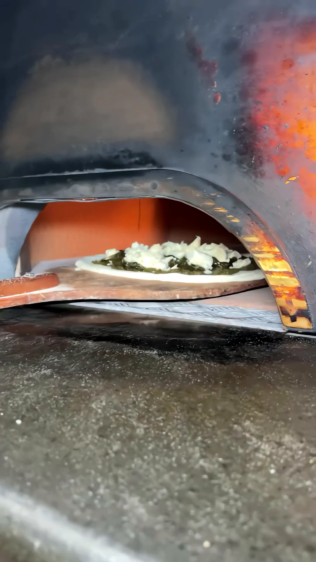 Pizza sobre la pala, en la boca del horno